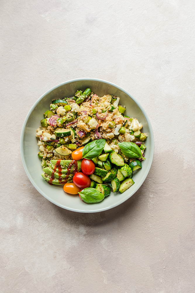 Sałatka z komosą ryżową i warzywami